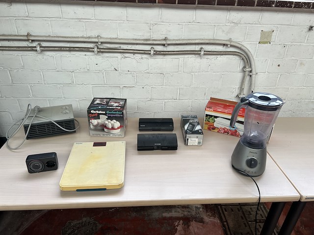 Partij toestellen w.o. weegschaal en scheermachine's - afbeelding 1 van  4