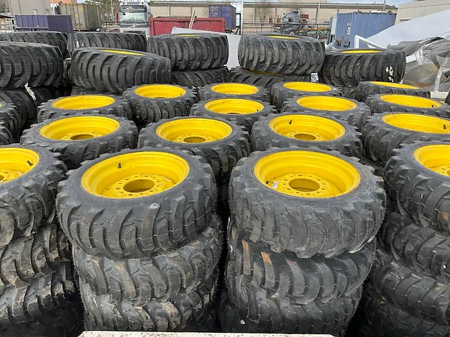 Partij tractorbanden met velg - afbeelding 1 van  5