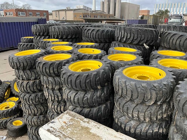 Partij tractorbanden met velg - afbeelding 2 van  5