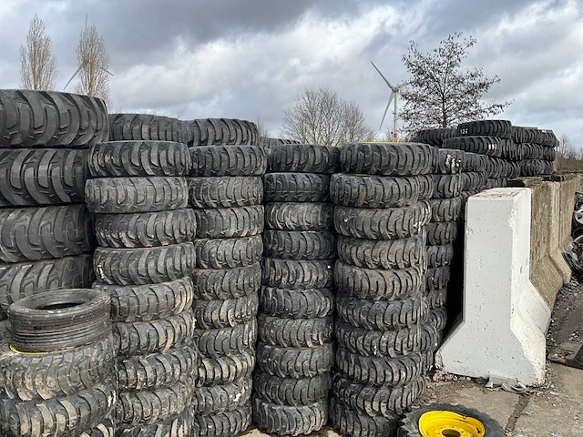 Partij tractorbanden met velg - afbeelding 3 van  5