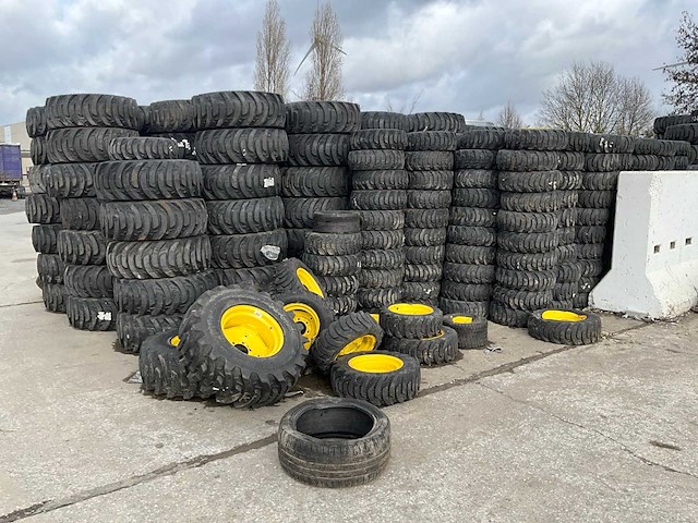 Partij tractorbanden met velg - afbeelding 4 van  5