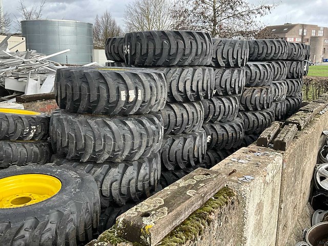Partij tractorbanden met velg - afbeelding 5 van  5