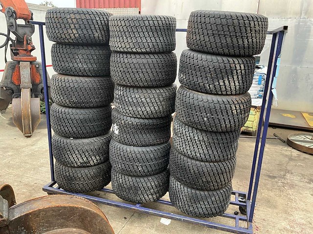 Partij tractorbanden - afbeelding 8 van  19