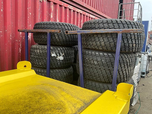 Partij tractorbanden - afbeelding 10 van  19