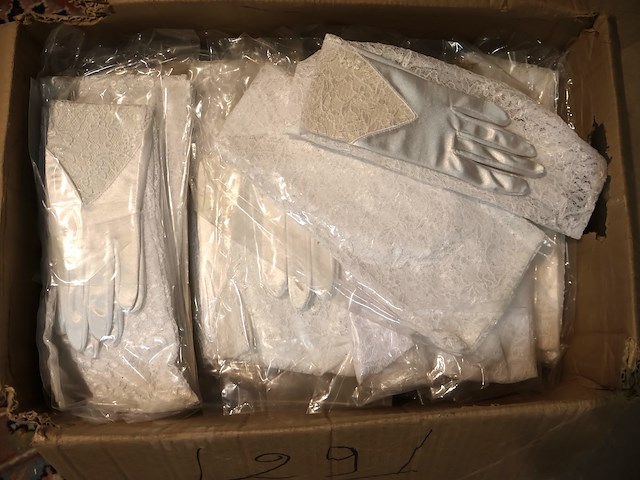 Partij trouwhandschoenen - afbeelding 1 van  4