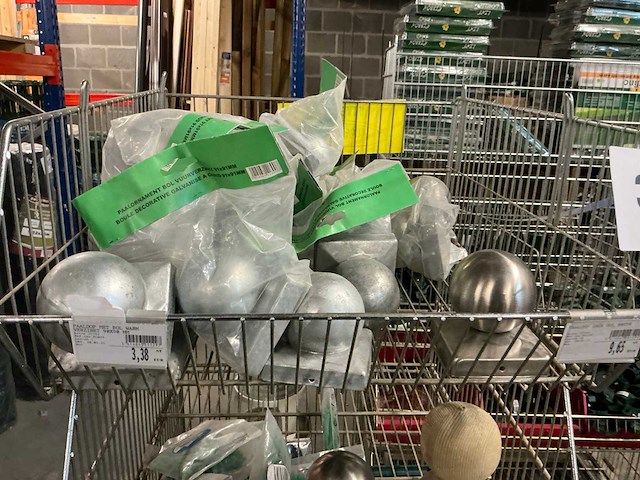 Partij tuinpalen en toebehoren - afbeelding 2 van  12