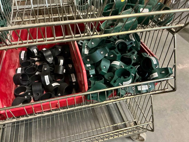 Partij tuinpalen en toebehoren - afbeelding 11 van  12