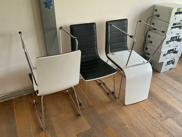 Partij van 15 moderne designstoelen – zwart/wit – chromen onderstel - afbeelding 1 van  4