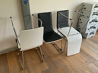 Partij van 15 moderne designstoelen – zwart/wit – chromen onderstel