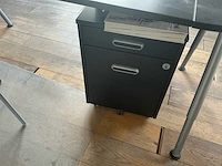 Partij van 2 hoekbureaus met 2 bureaustoelen en 2 verrijdbare ladeblokken – zwart - afbeelding 2 van  5