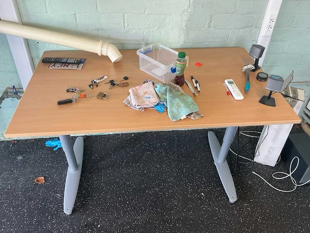 Partij van 20 in hoogte verstelbare bureautafels / werktafels met metalen onderstel - afbeelding 2 van  6