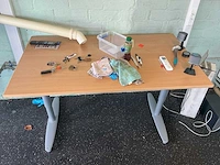 Partij van 20 in hoogte verstelbare bureautafels / werktafels met metalen onderstel - afbeelding 2 van  6