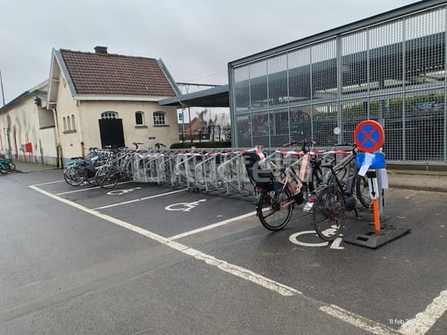 Partij van 22 gegalvaniseerde fietsenrekken "forever" – 264 plaatsen - afbeelding 1 van  5