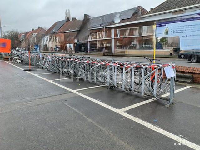 Partij van 22 gegalvaniseerde fietsenrekken "forever" – 264 plaatsen - afbeelding 2 van  5