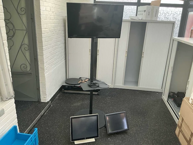 Partij van 3 beeldschermen – philips tv op verrijdbare standaard en 2 monitors - afbeelding 1 van  6