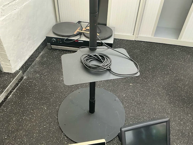 Partij van 3 beeldschermen – philips tv op verrijdbare standaard en 2 monitors - afbeelding 4 van  6
