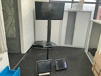 Partij van 3 beeldschermen – philips tv op verrijdbare standaard en 2 monitors