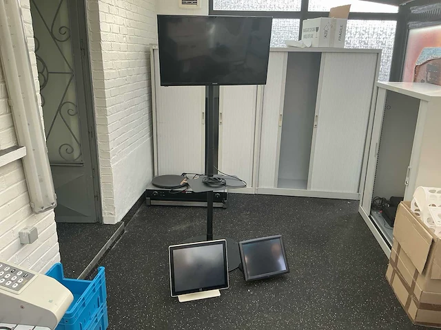 Partij van 3 beeldschermen – philips tv op verrijdbare standaard en 2 monitors - afbeelding 2 van  6