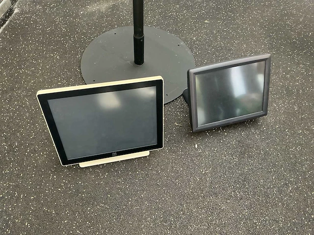 Partij van 3 beeldschermen – philips tv op verrijdbare standaard en 2 monitors - afbeelding 3 van  6