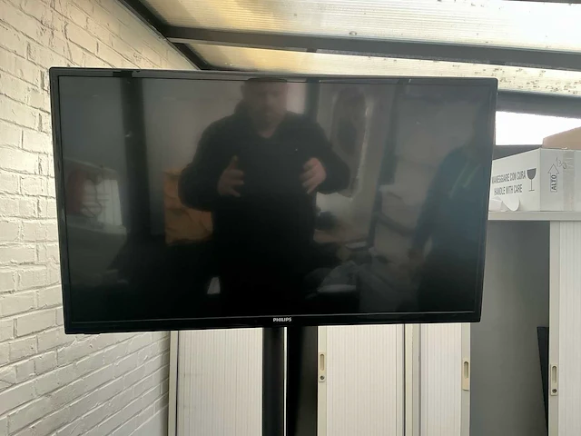 Partij van 3 beeldschermen – philips tv op verrijdbare standaard en 2 monitors - afbeelding 5 van  6