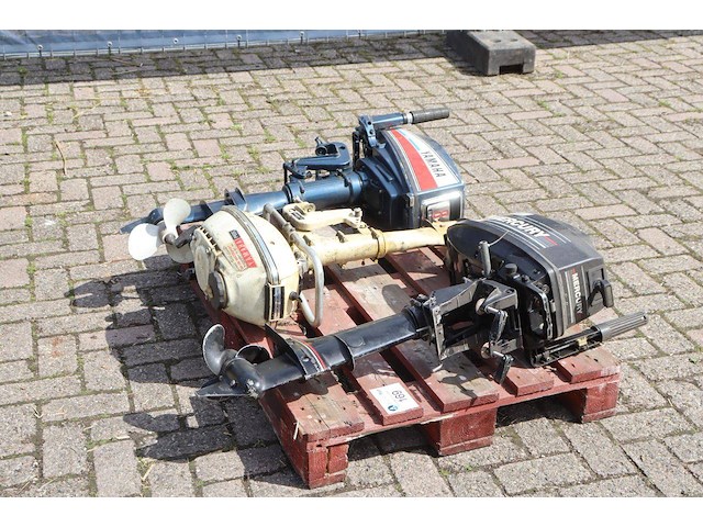 Partij van 3 bootmotoren yamaha/mercury benzine - afbeelding 1 van  1