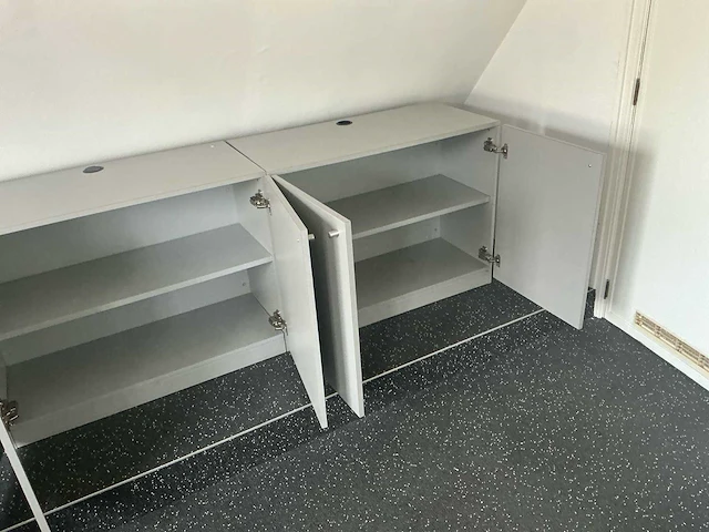 Partij van 3 lage opbergkasten met dubbele deuren – grijs - afbeelding 4 van  4