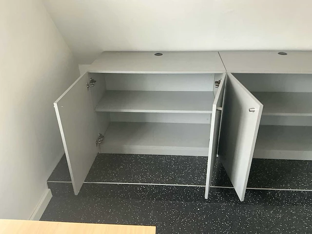 Partij van 3 lage opbergkasten met dubbele deuren – grijs - afbeelding 2 van  4
