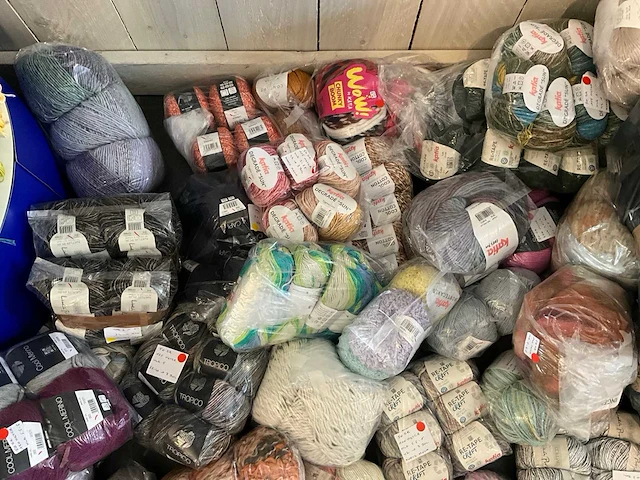 Partij van 378 diverse brei en haakgarens - afbeelding 11 van  24