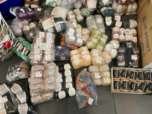 Partij van 378 diverse brei en haakgarens - afbeelding 3 van  24