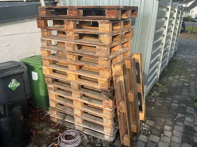 Partij van 55 houten transportpallets – diverse uitvoeringen - afbeelding 1 van  3