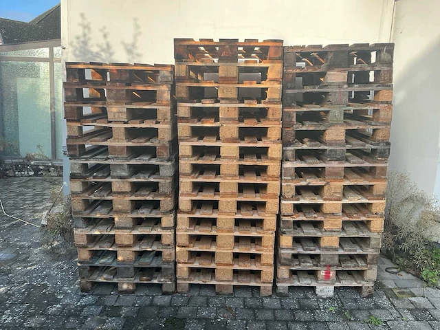 Partij van 55 houten transportpallets – diverse uitvoeringen - afbeelding 2 van  3