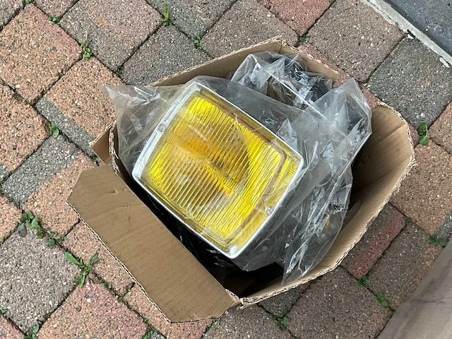 Partij van 6 vintage rechthoekige koplampen met geel glas (nieuw in verpakking) - afbeelding 1 van  1