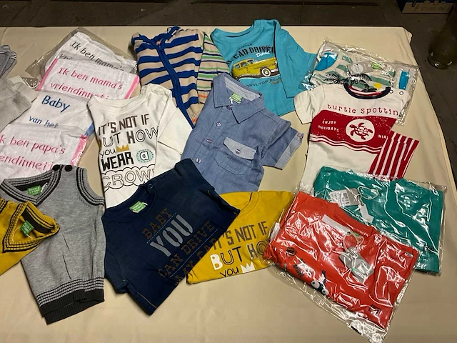 Partij van kinderkledij, badmode voor heren en dames (6435x) - afbeelding 1 van  14