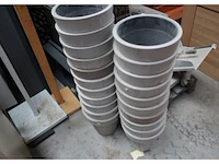 Partij van plastic bloempotten