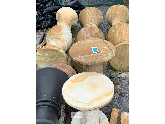 Partij vazen en pilaren uit marmer en limestone. - afbeelding 1 van  5