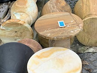 Partij vazen en pilaren uit marmer en limestone. - afbeelding 1 van  5