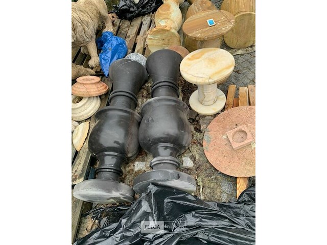 Partij vazen en pilaren uit marmer en limestone. - afbeelding 2 van  5