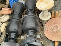 Partij vazen en pilaren uit marmer en limestone. - afbeelding 2 van  5