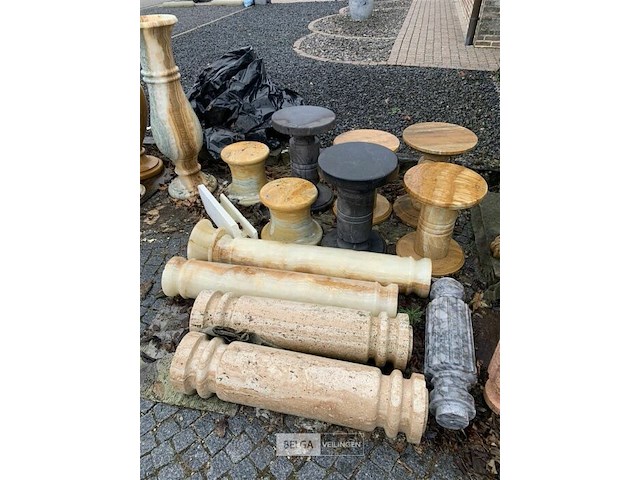 Partij vazen en pilaren uit marmer en limestone. - afbeelding 4 van  5