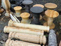 Partij vazen en pilaren uit marmer en limestone. - afbeelding 4 van  5