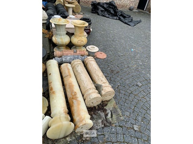 Partij vazen en pilaren uit marmer en limestone. - afbeelding 5 van  5