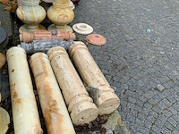 Partij vazen en pilaren uit marmer en limestone. - afbeelding 5 van  5