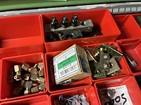 Partij verdeelblokken, koppelingen en industriële slangen - afbeelding 35 van  73