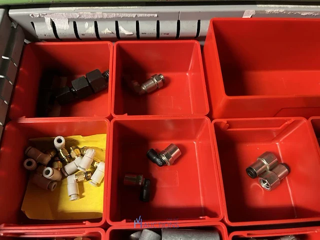 Partij verdeelblokken, koppelingen en industriële slangen - afbeelding 36 van  73