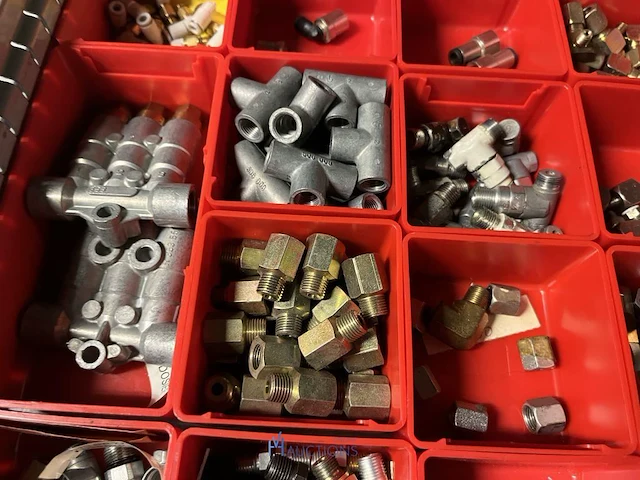 Partij verdeelblokken, koppelingen en industriële slangen - afbeelding 37 van  73