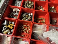 Partij verdeelblokken, koppelingen en industriële slangen - afbeelding 38 van  73
