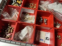 Partij verdeelblokken, koppelingen en industriële slangen - afbeelding 39 van  73