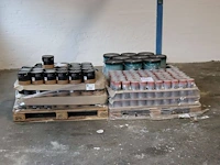 Partij verf in blikken en emmers