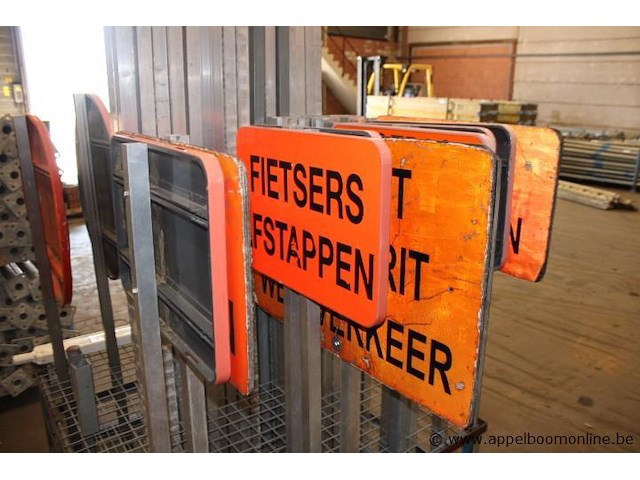 Partij verkeersborden en metalen staanders, in metalen transportrek - afbeelding 2 van  2