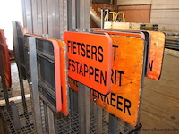 Partij verkeersborden en metalen staanders, in metalen transportrek - afbeelding 2 van  2